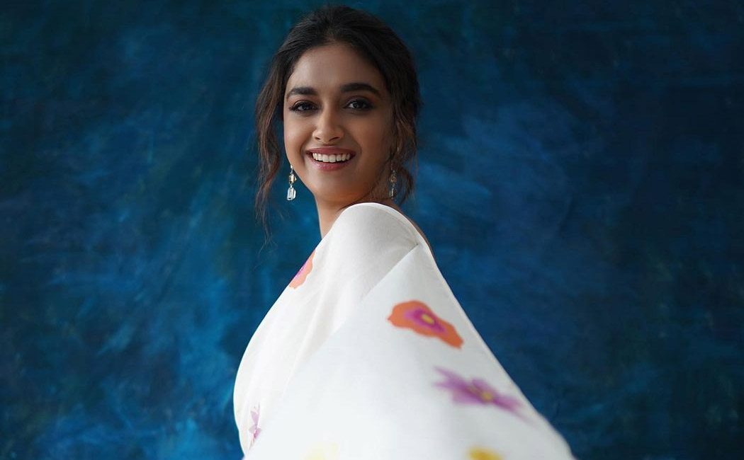 keerthy suresh gifted gold coins to dasara team