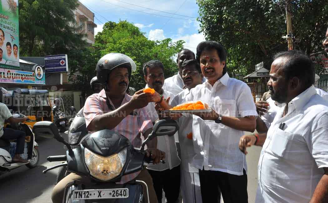 AIADMK party workers celebrate with sweets (Pictures)
