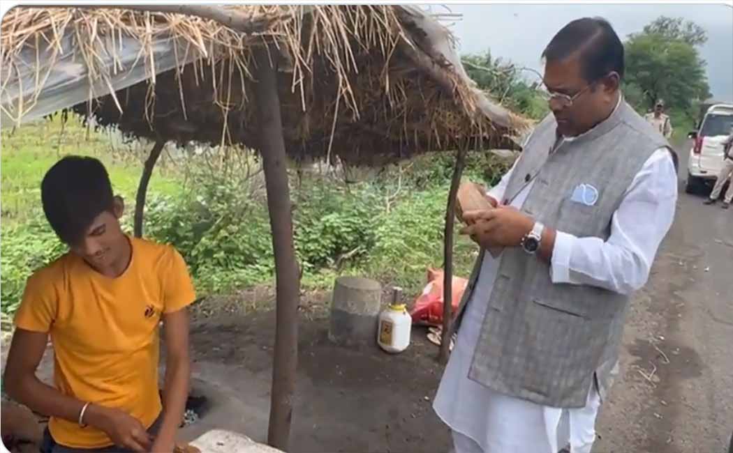 'Is a maize 15 rupees?'.. The minister's question and the street vendor's answer!