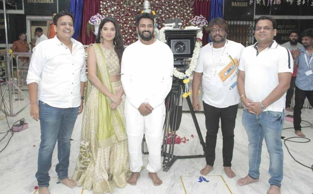Santhanam on the field with the Kannada director; Photo goes viral