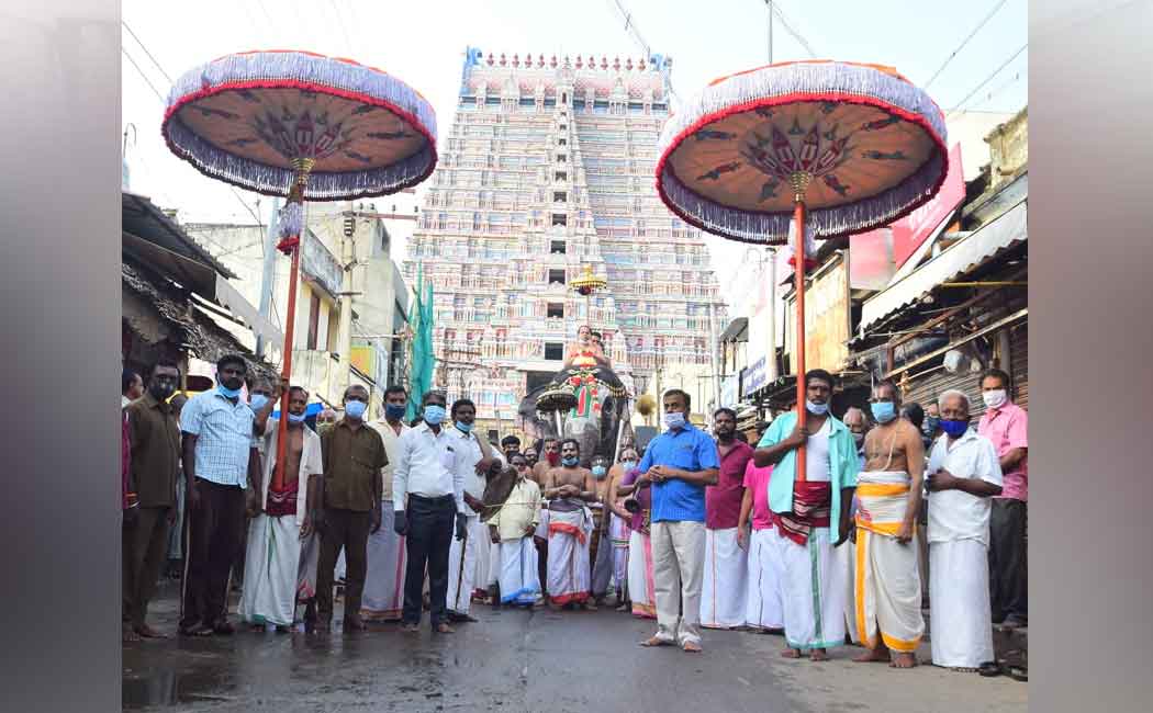 Jashtabhishekam begins in Trichy Srirangam! People standing on the road and praying the rituals