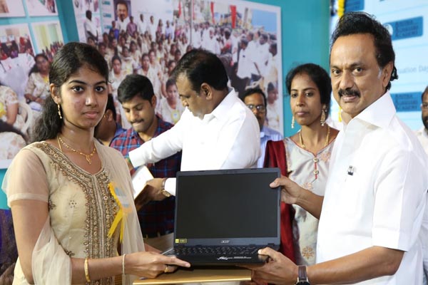 stalin gives laptops to students