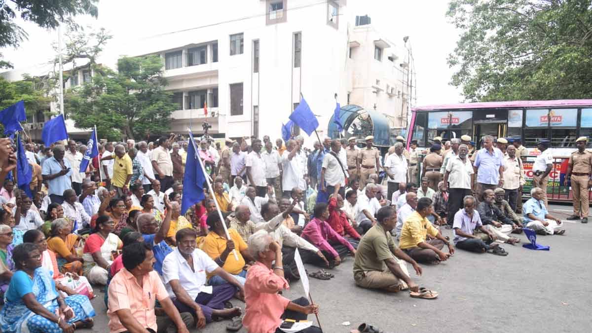 Retired workers who went on strike; Police make arrests (Photos)