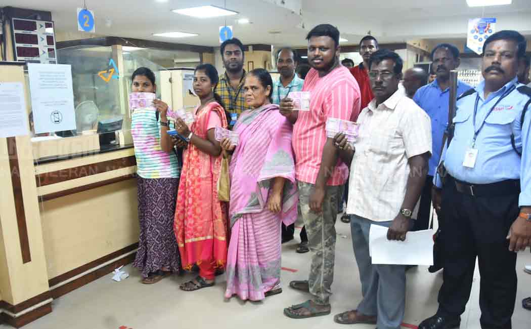 people waiting two thousand rupees note changes bank