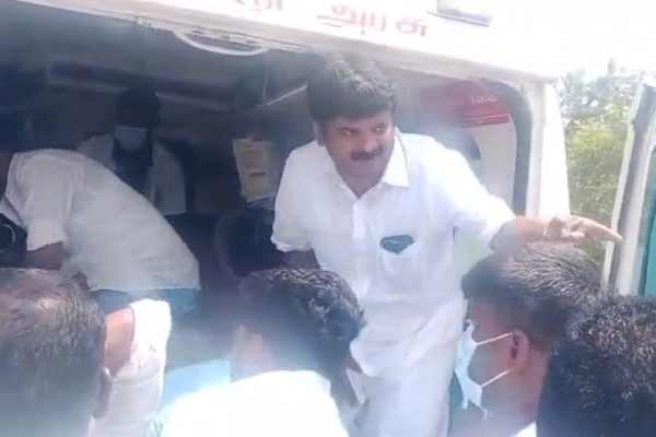 3 people, including a AIADMK executive, were seriously injured