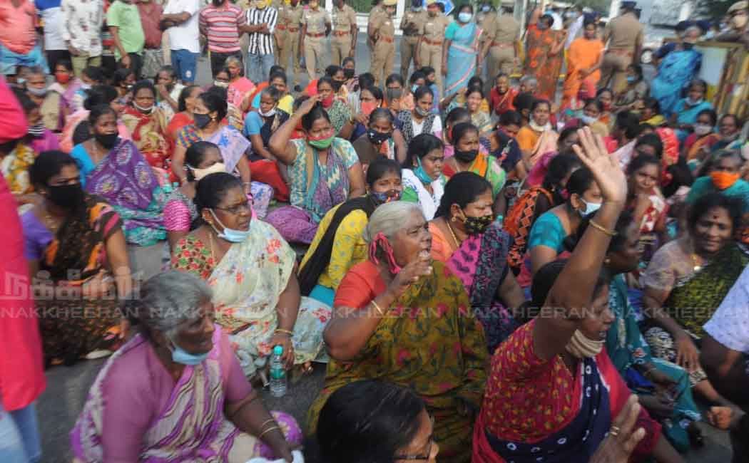 Marina traders involved in road blockade