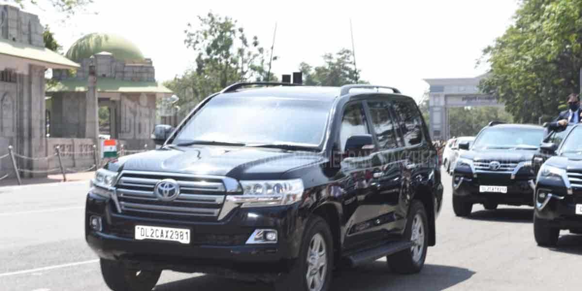 Welcome with art shows ... Modi signing from the car ... (Pictures)