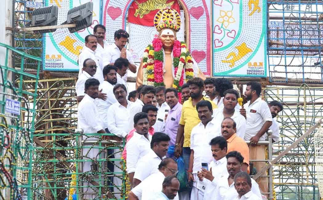 Anbil Mahesh respects the statue of Muthuramalinga Thevar