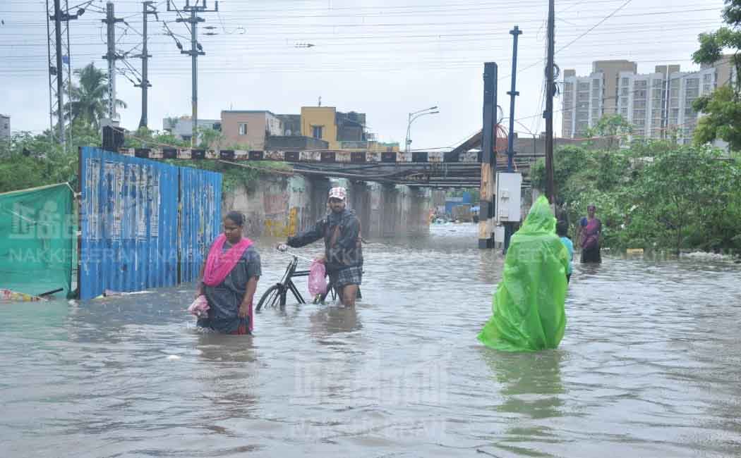 Heavy rain in Chennai; Rainwater on the roads! (pictures)