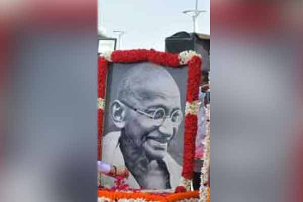 trichy girl students pay tribute to mahatma gandhi