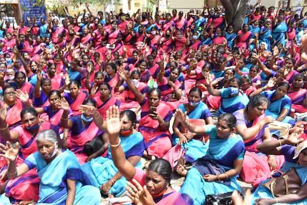 anganwadi workers involved in struggle