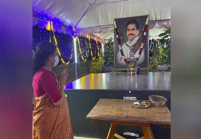 sasikala husband tributes at memorial