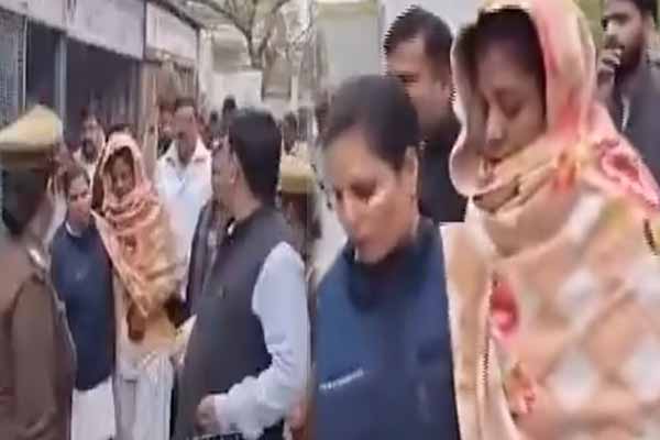 Acid on female lawyer in inside court in uttar pradesh