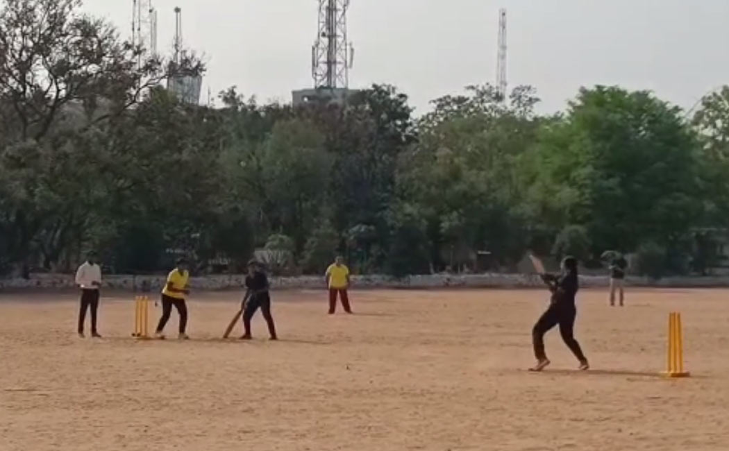 amazing female policeman playing cricket in Coimbatore