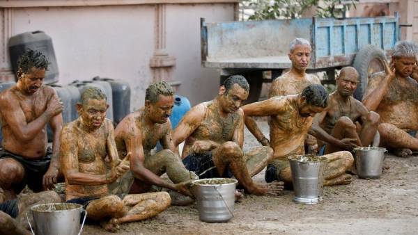 Gujarat's popular cow dung bath