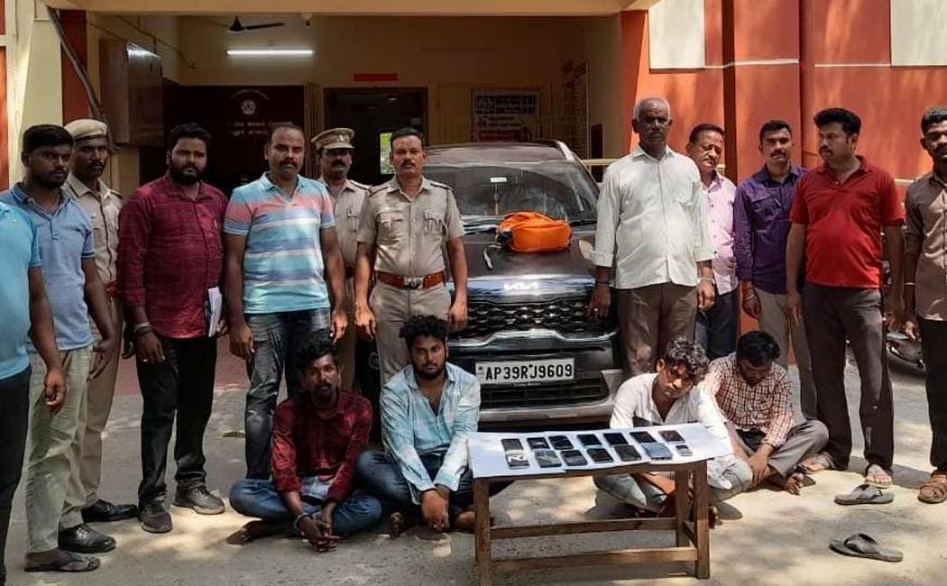Police arrest cell phone theft gang in Vellore