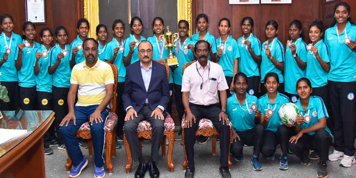 The Vice-Chancellor congratulated the Annamalai University team players who won the football match