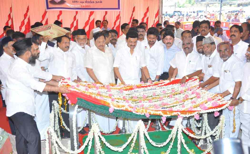 Chief Minister mk stalin lays flowers at Kaidemillath's memorial