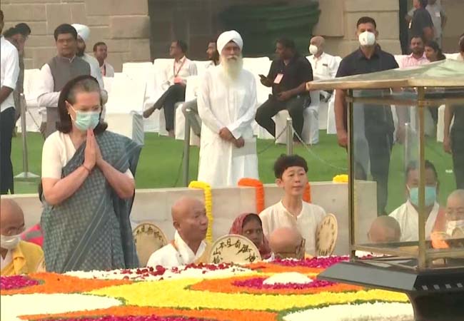 President, Prime Minister pay respects at Mahatma Gandhi Memorial!