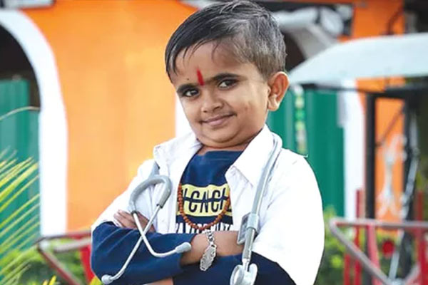 The world's shortest man holds the record to become doctor