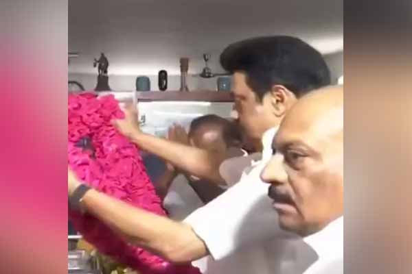 cM pays last respects to EVKS Elangovan