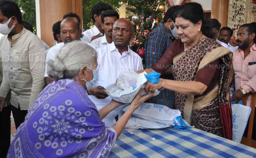 Sasikala celebrates Christmas at a old age home