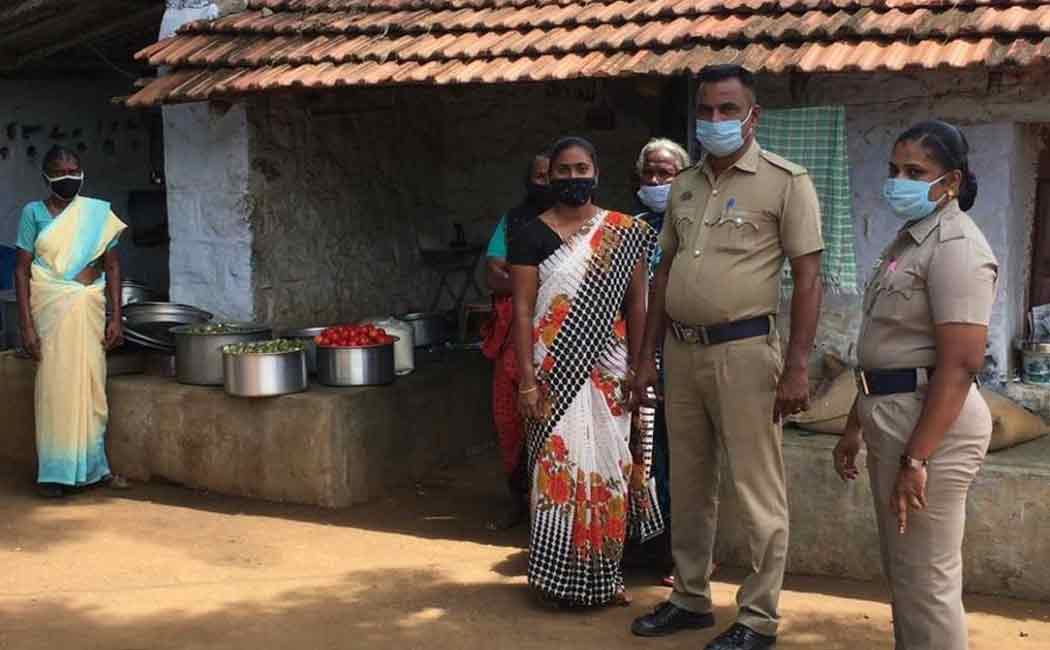 Humanitarian action of the police couple ..! Public, high officials praise ..!