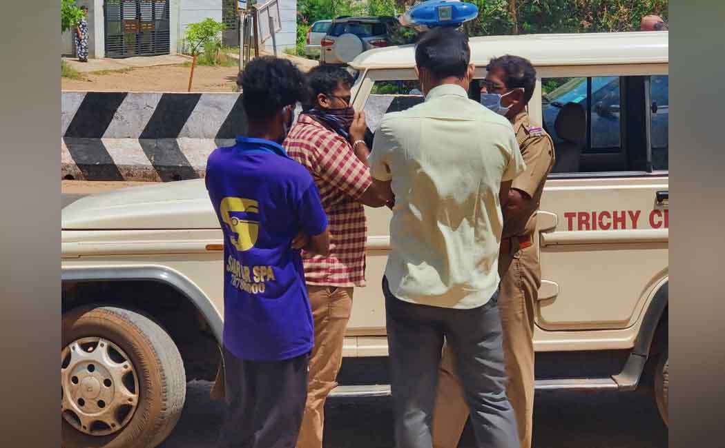 Thuraimurugan and four others arrested after the arrival of the Chief Minister .... Seeman condemned