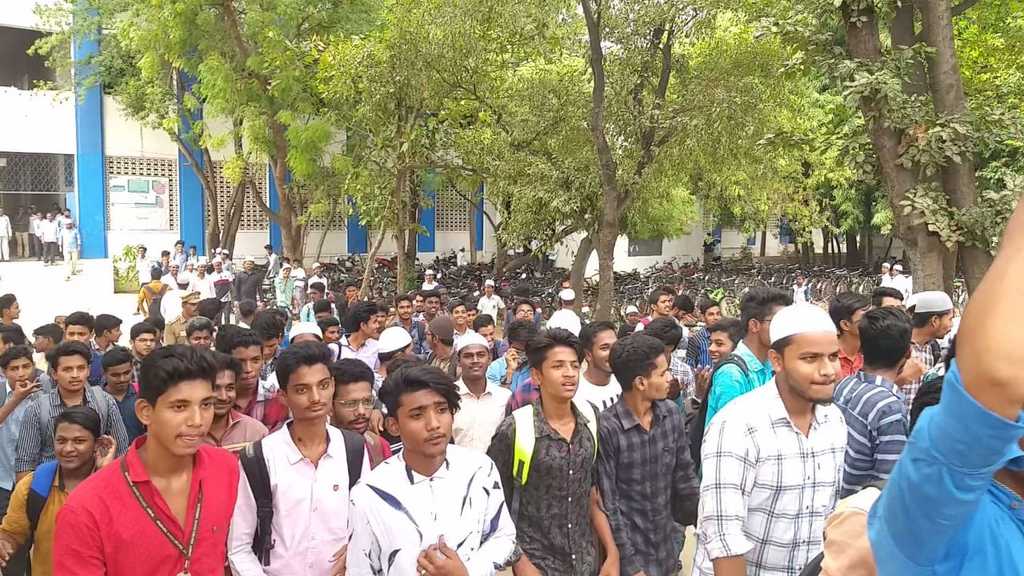 former school student's protest for provide laptop!