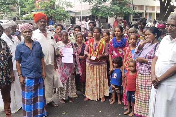 Narikuravar people dharna at Pudukkottai Collectorate