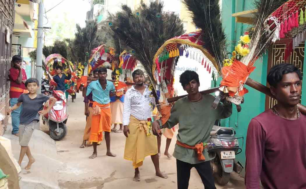 Trichy youths leave for Palani temple