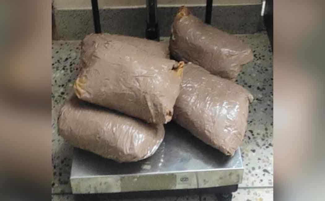 Two arrested for possessing 5 kg cannabis packets