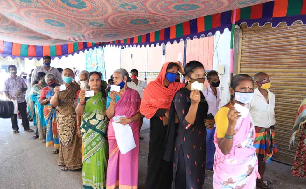 People flocking in ration shops to get corona relief