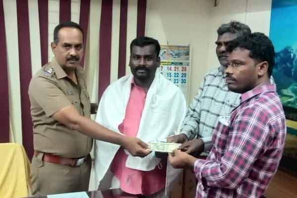 One lakh lying below ..! Mechanic handed over at the police station!