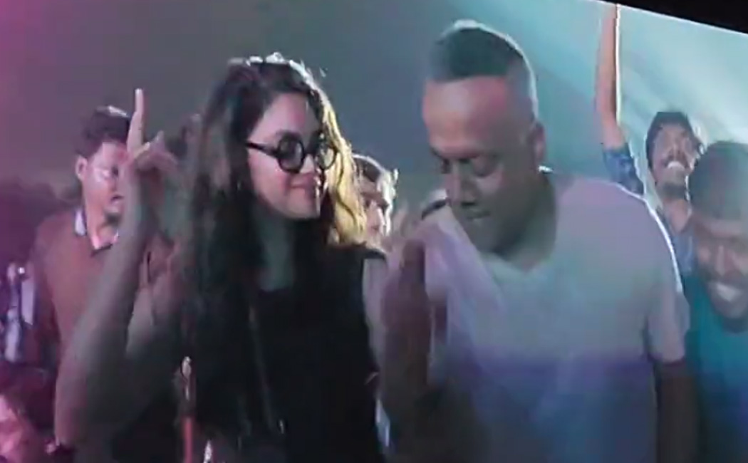 heerthy suresh gautham menon vibe for ajith song in harris jayaraj concert