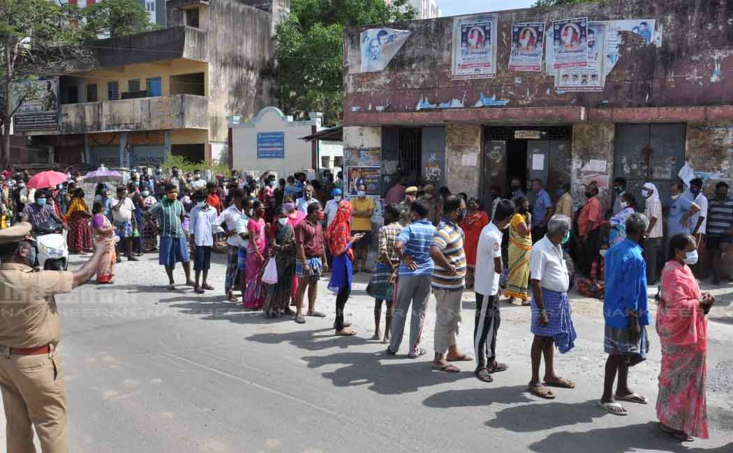 People flocking in ration shops to get corona relief