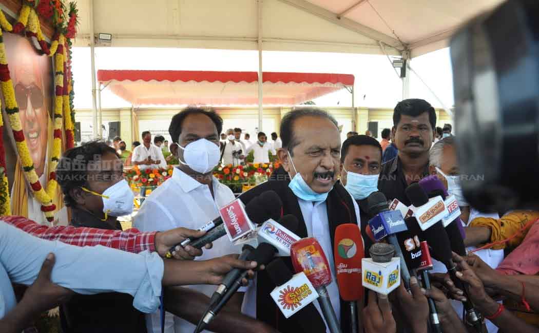 Leaders pay homage at Kalaignar memorial