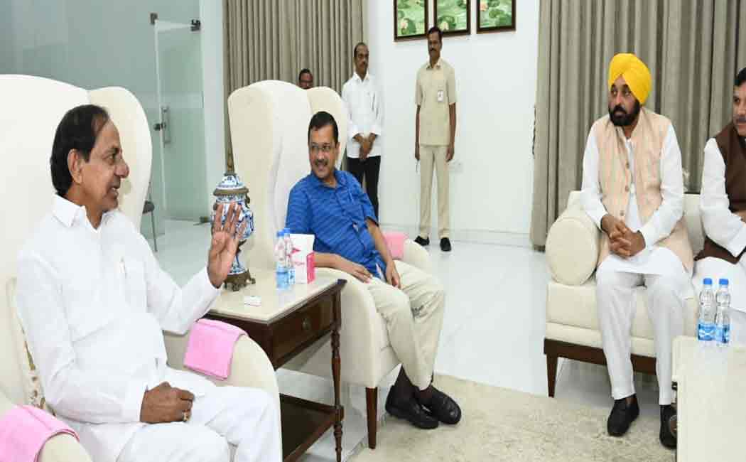 Kejriwal rallying support; Meeting with Telangana Chief Minister KCR!
