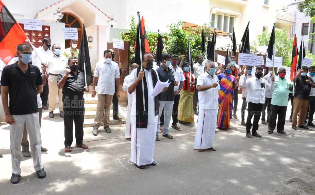 Vaiko demonstrates against emergency laws