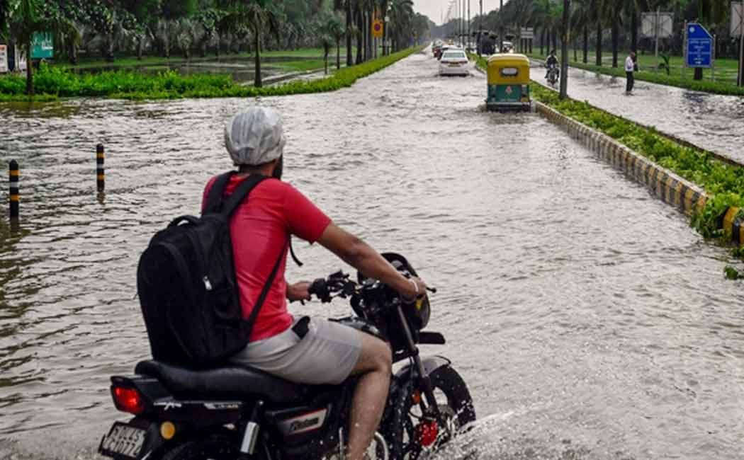 Continued heavy rains in Delhi Damage to normal life