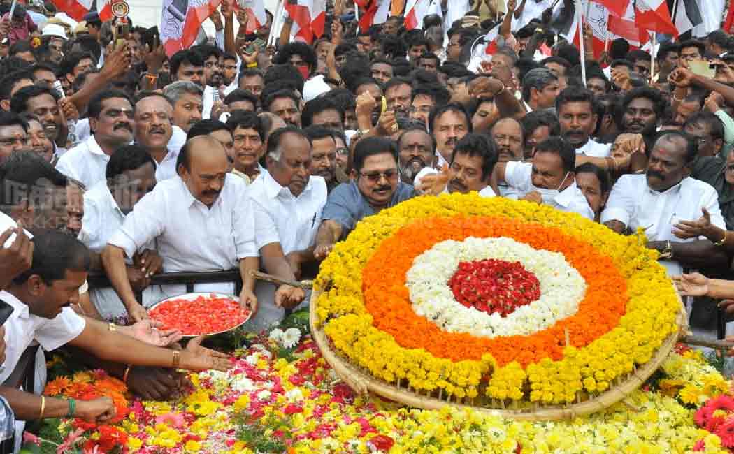 sasikala and ttv dinakaran pays tribute to former chief minister mgr
