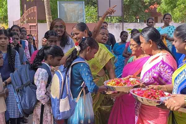New students welcomed enthusiastically school opened after summer vacation