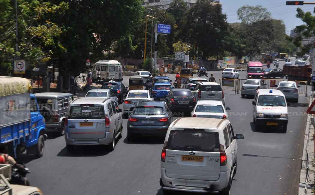 Vehicles that went through the crowd; Detained policemen