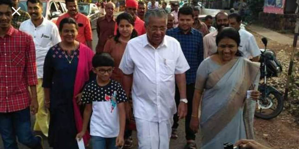 Rahul wave at Kerala Wayanad