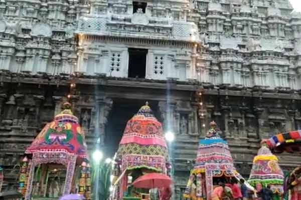 The great chariot that did not run in the corridor; Small chariots roaming around the temple area ..!