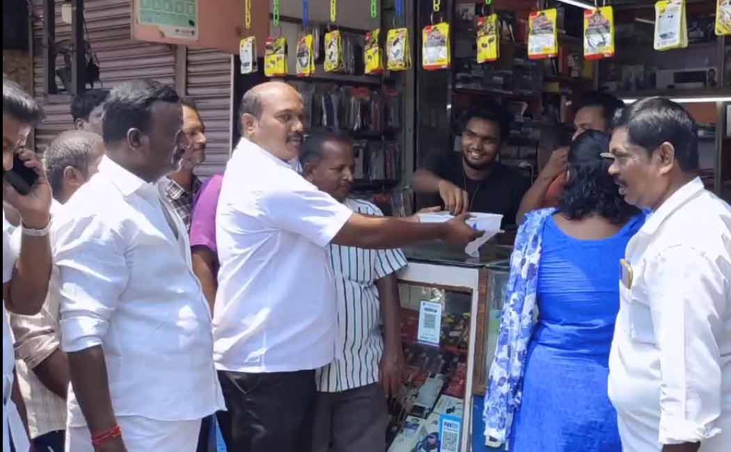 People celebrating the Jallikattu verdict trichy