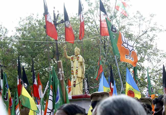 admk leader and cm edappadi palaniswami election campaign mgr statue