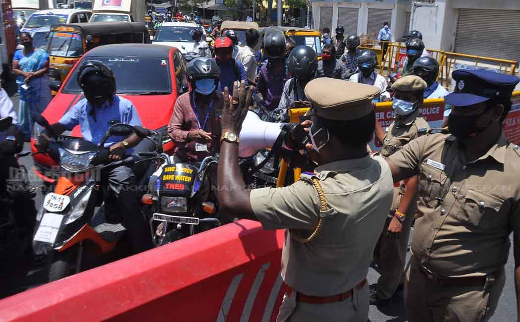 Vehicles that went through the crowd; Detained policemen
