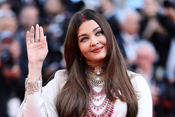 Aishwarya Rai in sindoor and saree look at Cannes 2025