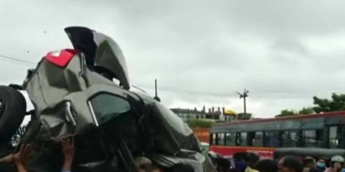 Fire department fights to rescue those trapped in the wrecked car!